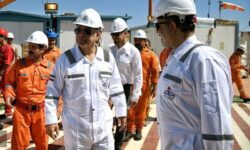 بازدید وزیر نفت از سکوهای فازهای ۱۵ و ۵ پارس جنوبی