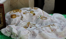 اهدای طلا و جواهرات بانوان بوشهری برای کمک به جبهه مقاومت