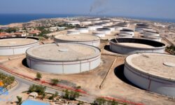 تعمیرات اساسی مخازن ذخیرهسازی نفت در جزیره خارگ