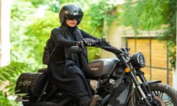 رسانه اصولگرا برای صدور گواهینامه موتور به زنان آستین بالا زد