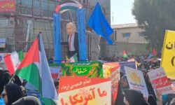 راهپیمایی روز ۱۳آبان در کنار آب‌های نیلگون خلیج فارس