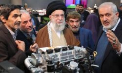 بازدید رهبر انقلاب از نمایشگاه پیشگامان پیشرفت