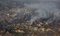 افزایش شمار قربانیان آتش سوزی لس آنجلس/ بایدن: شاهد «صحنه جنگی» هستیم/ ۲۱۰ هزار ایرانی درگیر آتش هستند/ پرهزینه‌ترین فاجعه تاریخ آمریکا