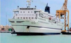 پهلوگیری موفق ‌کشتی “مسافری ـ باری” گرند‌فری در بندر بوشهر