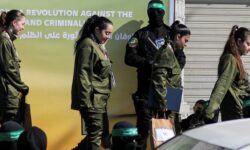 نمایش قدرت حماس در لحظه تحویل ۴ اسیر زن+ تصاویر | از حضور پرقدرت گردان های مقاومت تا خداحافظی اسرا