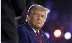 اراجیف مضحک و خنده دار مردک  دیوانه آمریکایی : یا توافق می‌کنید یا بمباران می‌شوید!