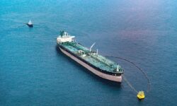 صادرات نفت ایران بدون وقفه ادامه مییابد