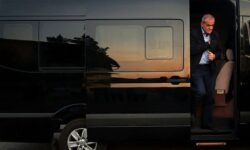 فروش بنزین مخلوط با آب به پزشکیان | ۳ خودروی حامل رئیس جمهور و همراهانش در راه ماندند | ماجرای جالب کلاهبرداری یک پمپ بنزین از تیم ریاست جمهوری