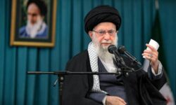 رهبر انقلاب: آینده نشان خواهد داد که هر دو حرکت نظامی و علمی شتابندهتر از گذشته به سمت افقهای بلند پیش خواهد رفت / حفظ اتحاد ملی وظیفهی یکایک ما است