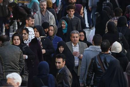 گزارشی سی‌ان‌ان از طبقه متوسط ایران که موتور اصلاحات در ایران هستند / این طبقه به دنبال تحریم‌ها به سرعت در حال کوچک شدن است