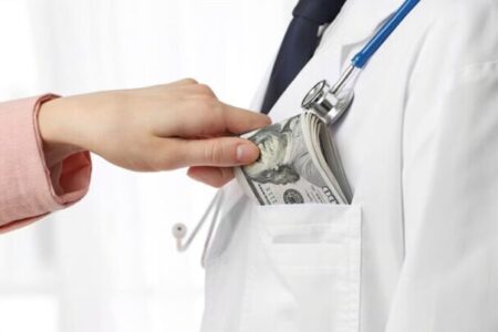 دومین اخطار قوه قضاییه به وزارت بهداشت: زیرمیزی‌بگیرها را به تعزیرات معرفی کنید