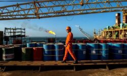 حدود ۸ میلیارد دلار پول نفت به ایران برنگشته/ ۲۱ میلیارد دلار فروش داشته‌ایم که ۱۳ میلیارد دلار آن را فقط دریافت کرده‌ایم