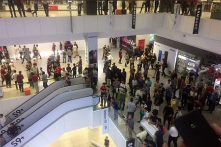 تجمع جمعی از کسبه پاساژ علاءالدین در اعتراض به بی‌ثباتی قیمت ارز