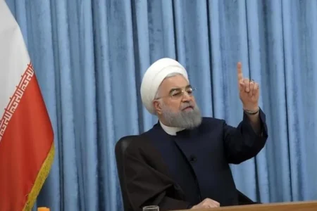 حسن روحانی: لجبازی در برابر مردم جواب نمی‌دهد/ ۱۰ مسأله مردم را به همه‌پرسی بگذاریم