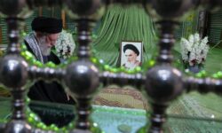 صبح امروز؛ حضور رهبر انقلاب در حرم مطهر امام خمینی(ره) | تصاویر