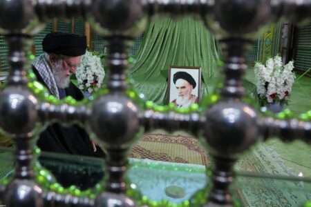 صبح امروز؛ حضور رهبر انقلاب در حرم مطهر امام خمینی(ره) | تصاویر