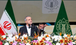 سخنرانی پزشکیان در میدان آزادی؛ عذرخواهی از مردم بابت مشکلات و کمبودها | آماده‌ایم صدای مردم را بشنویم | باید این زخم را درمان کنیم