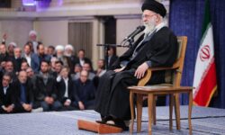 پاسخ رهبر انقلاب به تهدیدات جدید ترامپ؛ خطرناکتر از ناو سلاحی است که آن را به قعر دریا می‌فرستد | تعیین نتیجه‌ مذاکره از قبل غلط و ابلهانه‌ است