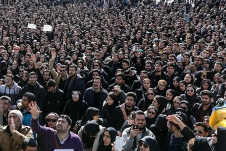 هجوم به دانشجویان دانشکده برق دانشگاه خواجه نصیر/ یکسو دانشجویان بسیجی و طرف دیگر دانشجویانی با شعارهای ساختارشکنانه