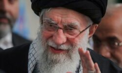 رهبر انقلاب به شهادت رسیدند