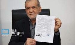 تصویر لحظه امضای تفاهم آسلام آباد توسط رئیس جمهور