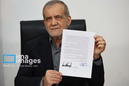 تصویر لحظه امضای تفاهم آسلام آباد توسط رئیس جمهور