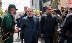پیام عراقچی درباره مذاکرات پس از حضور در مراسم تشییع پیکر رهبر شهید / تا تهدید هست، از مذاکره خبری نیست