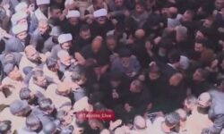 اقامه نماز بر پیکر امام شهید توسط آیت‌الله حکیم در حرم مطهر امیرالمؤمنین (ع)