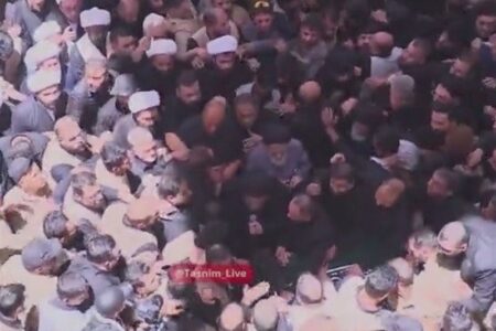 اقامه نماز بر پیکر امام شهید توسط آیت‌الله حکیم در حرم مطهر امیرالمؤمنین (ع)