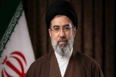 پیام رهبر انقلاب؛ امضای رئیس‌جمهور آمریکا فاقد اعتبار است | ملّت ایران درس‌های فراموش‌نشدنی برای او دارد | دشمن نباید هیچ علامت ضعفی از ما دریافت کند