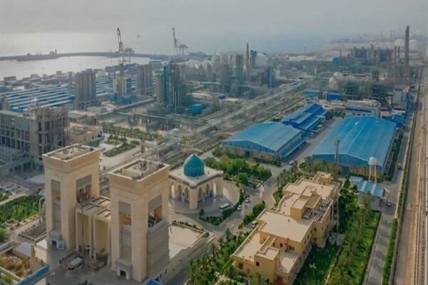 بازدید معاون اجرایی رئیس‌جمهور و وزیر نیرو از پتروشیمی در عسلویه